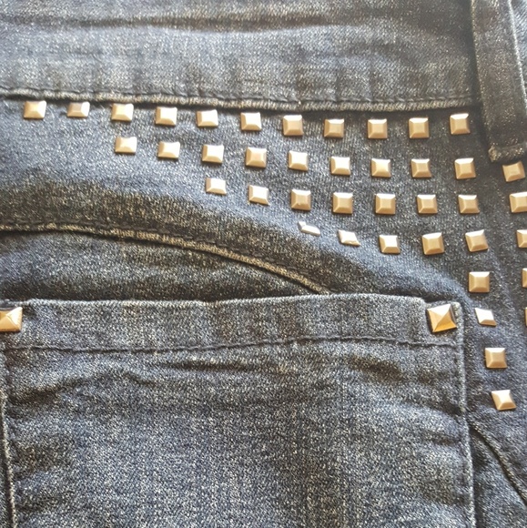 Christina V. Jeans - Picture 4 of 7